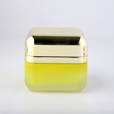 O resíduo metálico amarelo 50g geou o recipiente vazio de vidro dos cuidados pessoais do frasco